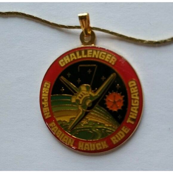 Space Shuttle Challenger Cloisonne Medallion Necklace Vintage NOS Nasa Pendant - Picture 6 of 7